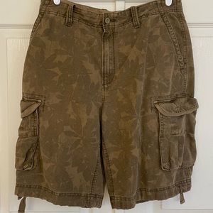 Men’s floral print cargo shorts